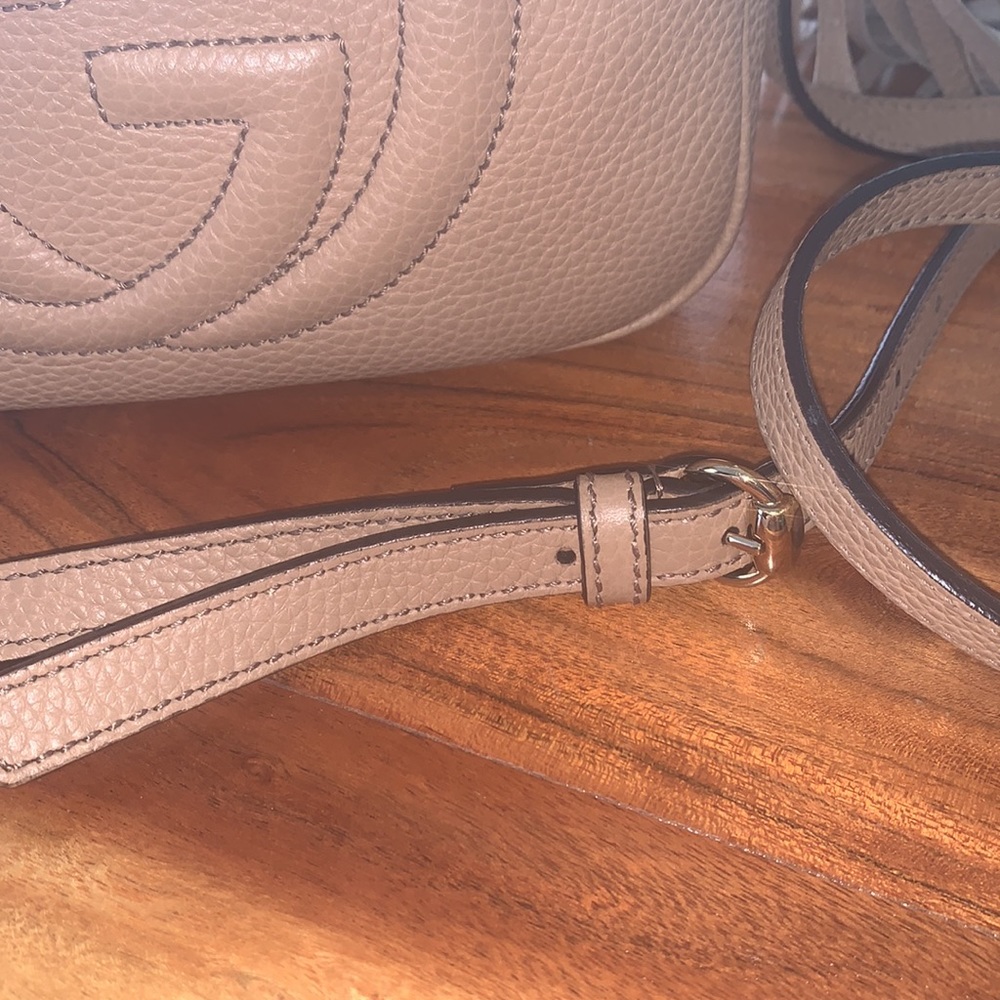 ✨HOST PICK✨GUCCI Soho disco camera bag in rose beige with strap bag 1️⃣4️⃣8️⃣0️⃣ - Picture 16 of 17
